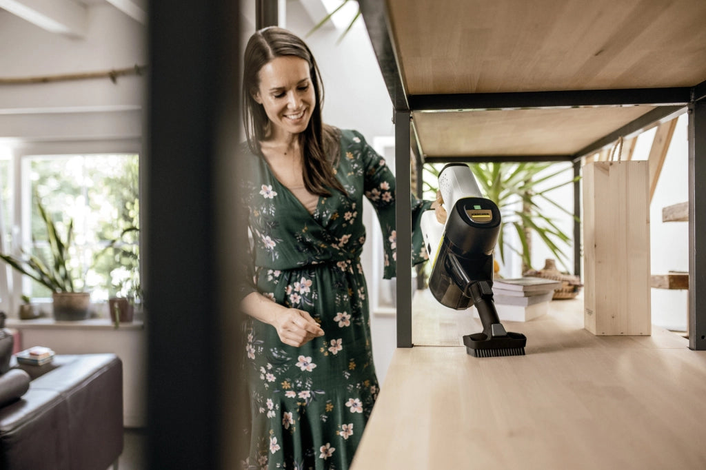 Karcher aspirapolvere senza fili vc 6 cordless ourfamily versione bianca, 2 livelli di aspirazione, 50 minuti di autonomia, peso: 2,8 kg, batteria da 25,2 v, supporto a parete con funzione di ricarica