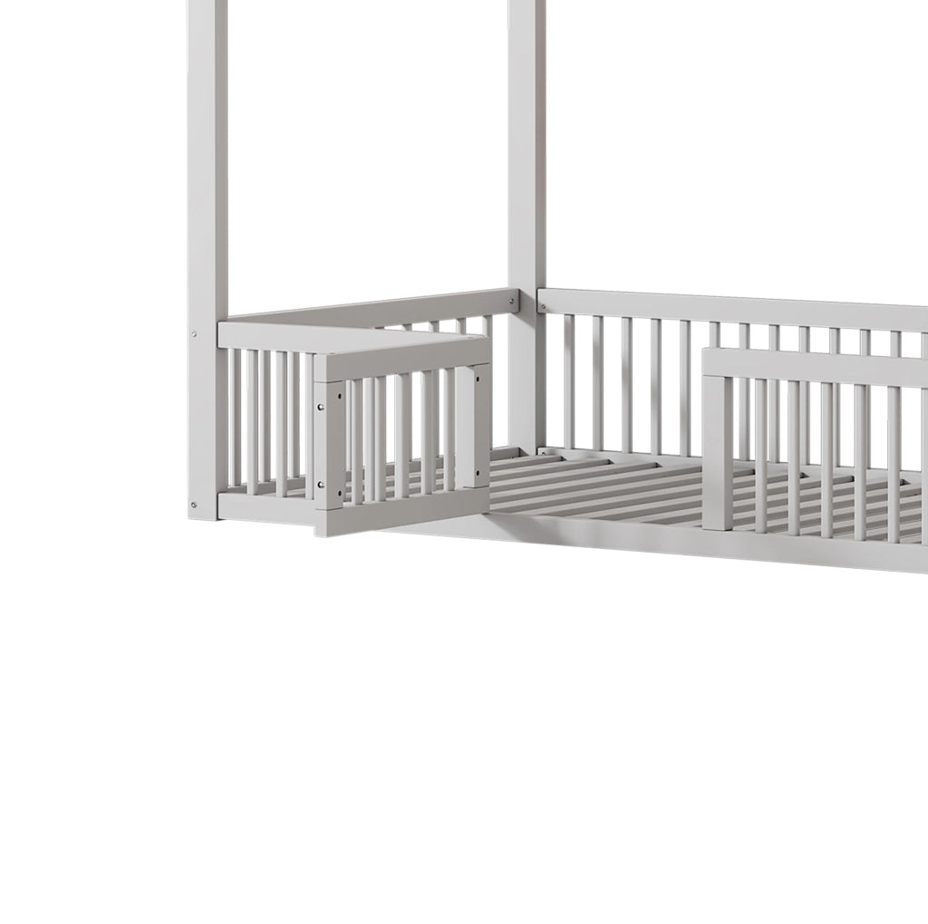Letto a casetta 90x200 cm; sponde di sicurezza e porta apribile; pino bianco