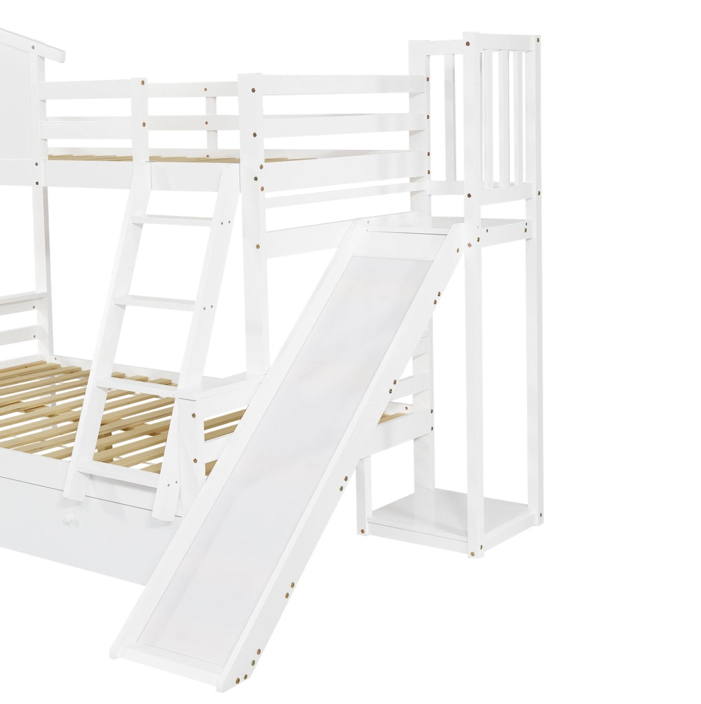 Letto a castello 90x200 cm e 120x200 cm con finestra; scivolo e scala in legno e MDF bianco