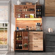 Credenza alta da cucina 105x40x180 cm in MDF; finitura effetto legno e nero con LED e prese EU
