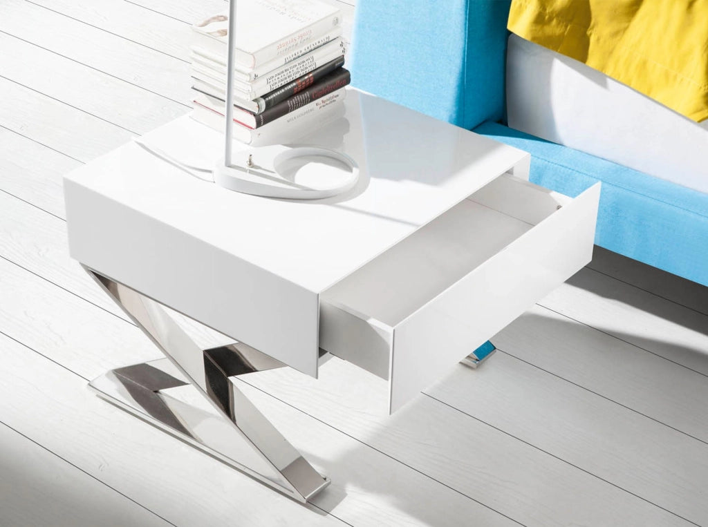 Comodino in legno bianco e acciaio cromato
