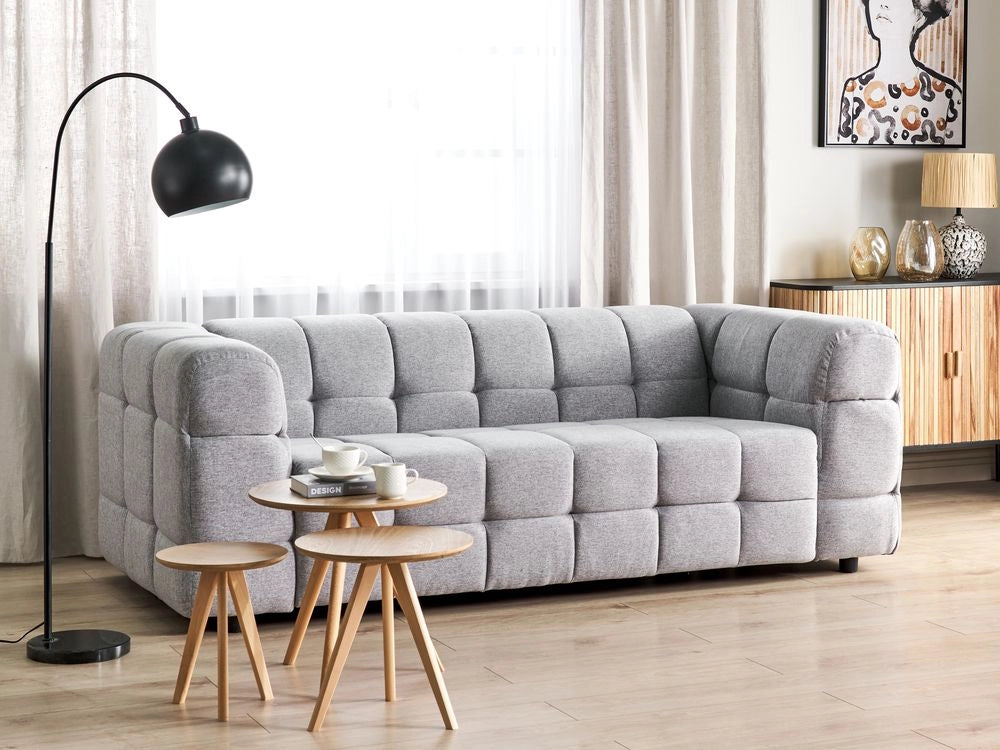 Divano imbottito a 3 posti in tessuto poliestere grigio con gambe nere braccioli stile moderno elegante
