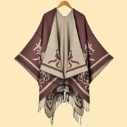 Mantella da donna con spacco diagonale e laccetti a pois color fango, con frange.