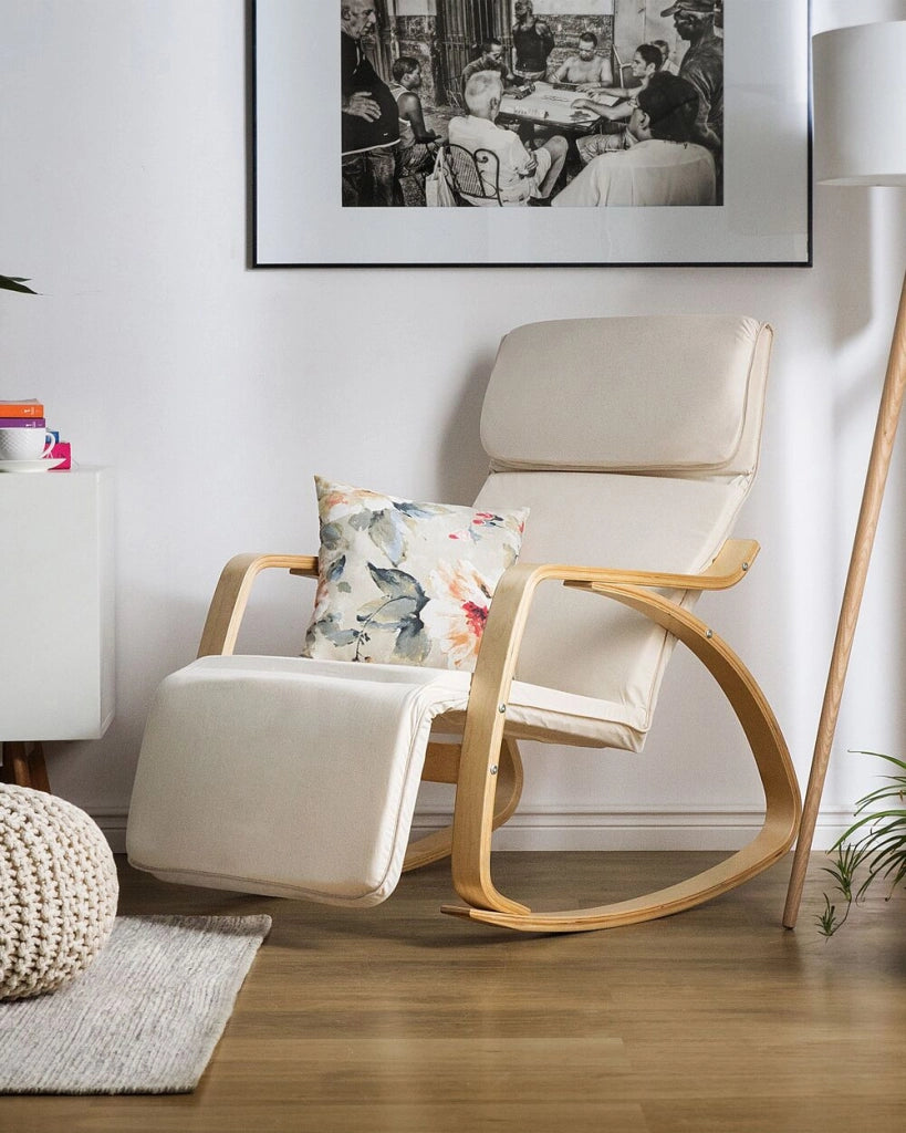 Sedia a dondolo in tessuto beige chiaro e legno di betulla con poggiapiedi regolabile