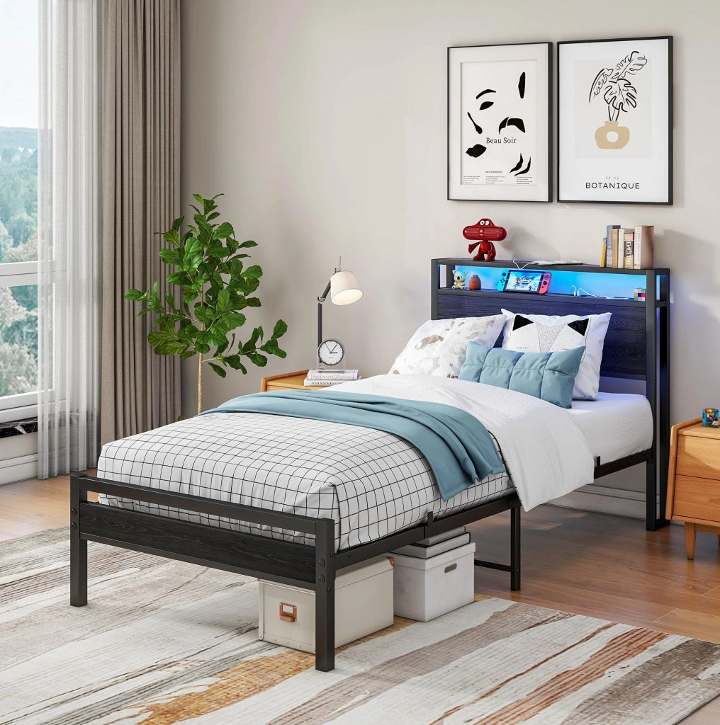 Letto 90x200 cm con testiera a ripiani, ricarica USB e presa integrata in MDF e metallo nero