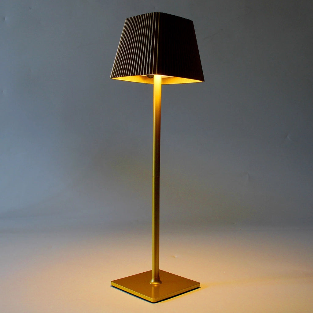 LAMPADA LED DA TAVOLO ORO CON PARALUME QUADRATO A PIEGHE - RICARICABILE USB + ENERGIA SOLARE CON SENSORE CREPUSCOLARE