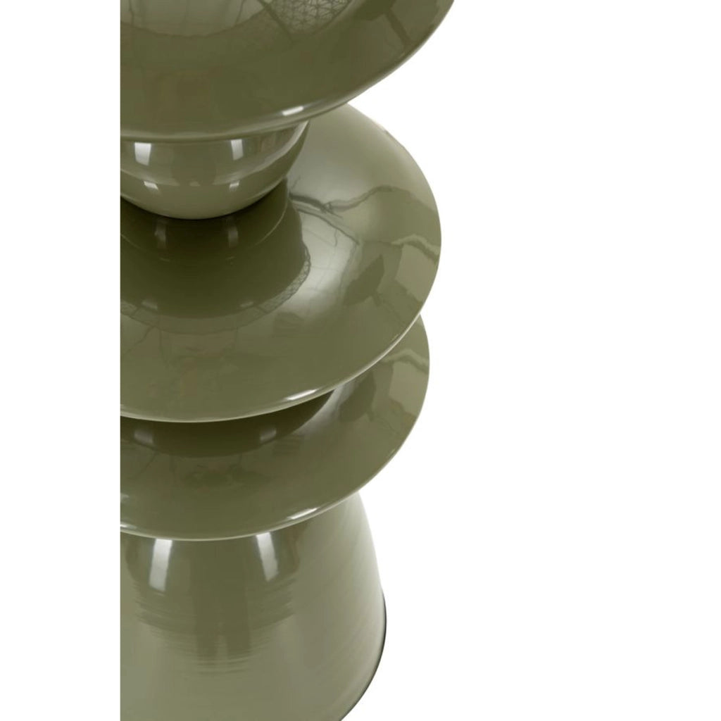 Lampada da tavolo in metallo verde con paralume intagliato