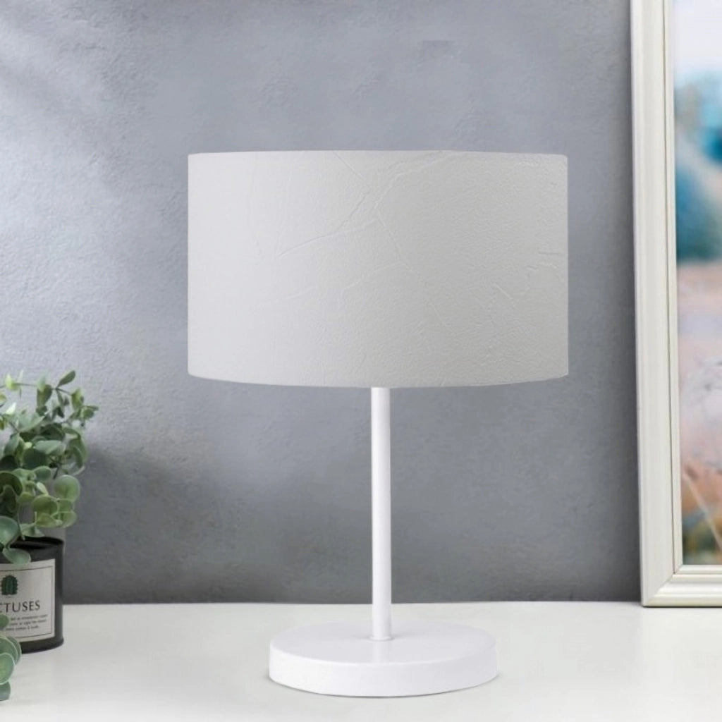Lampada da Comodino 'Margate' Lampada da Tavolo con Paralume in PVC e Stelo in Metallo - Bianco - lux.pro