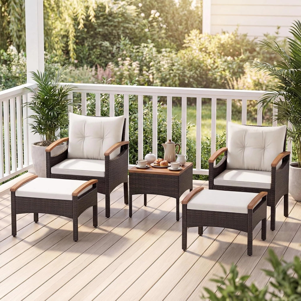 Set Salotto da Giardino in Rattan da 5 Pezzi, Set in Vimini per Esterni con Cuscini per Sedili e Schienale, Comodo Tavolino e 2 Ottomane, per Giardino Cortile Piscina (Bianco)