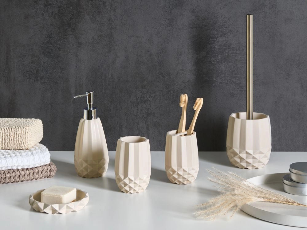 Set di 5 accessori da bagno in poliresina beige: portasapone, dispenser per sapone, scopino per WC, bicchiere e portaspazzolino