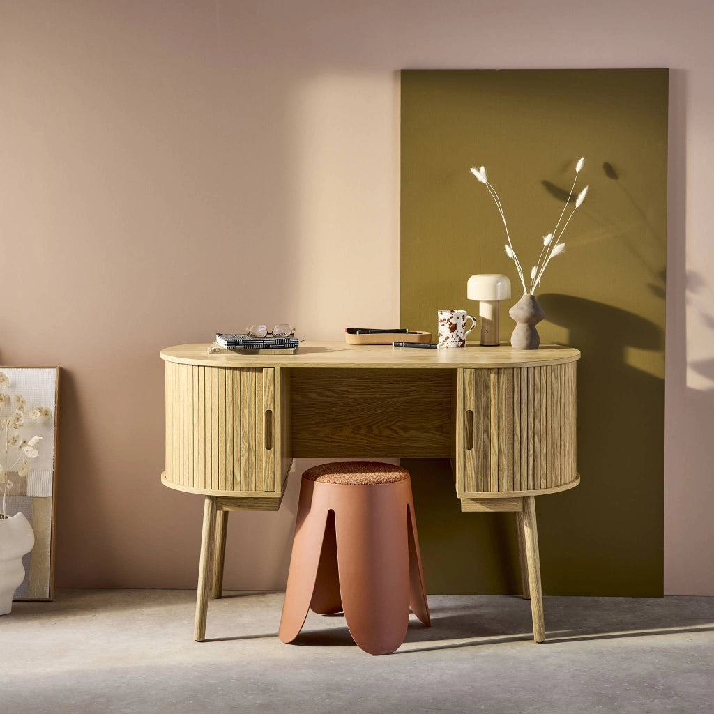 Scrivania ovale con effetto legno scanalato e due vani portaoggetti,