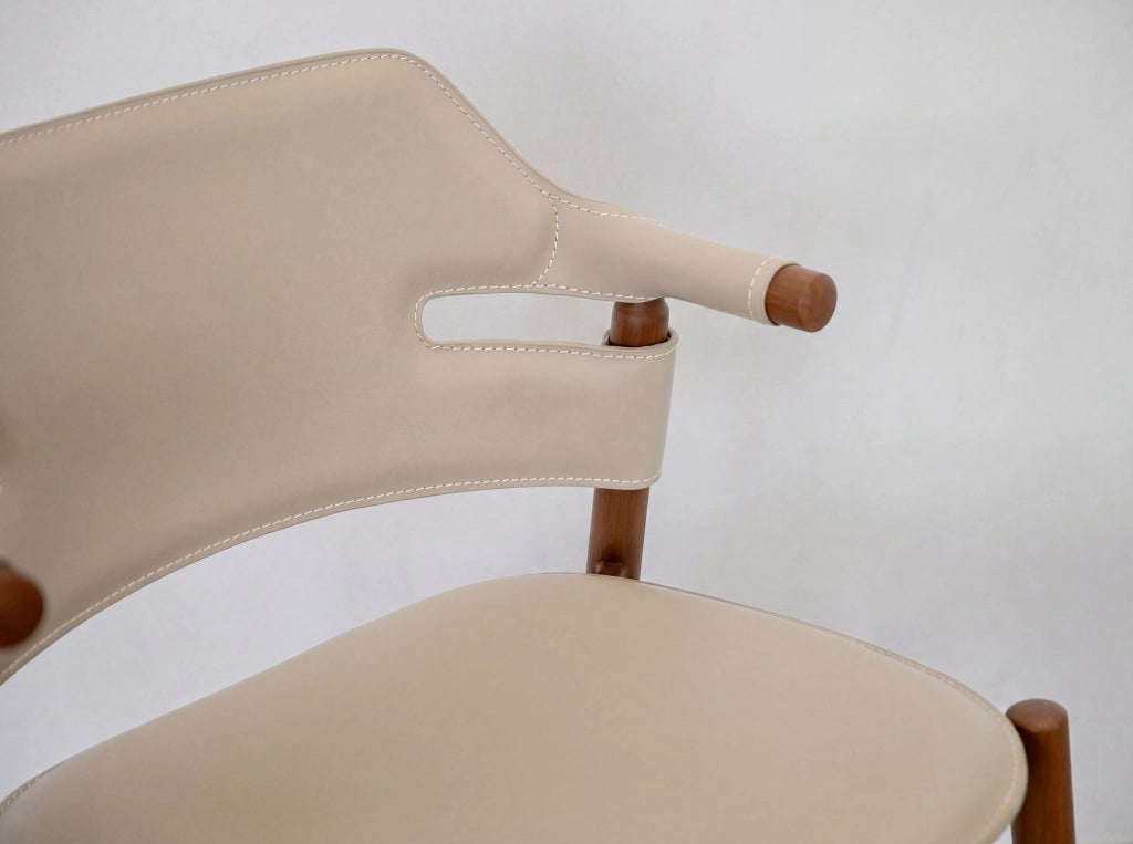 Sgabello in pelle rigenerata color sabbia