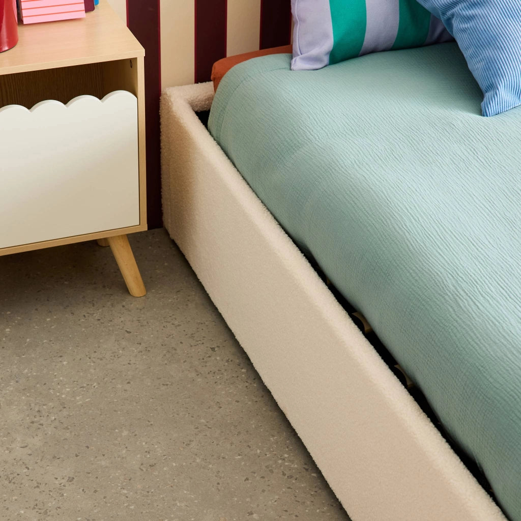 Struttura letto con contenitore e rete a doghe, imbottita bouclé