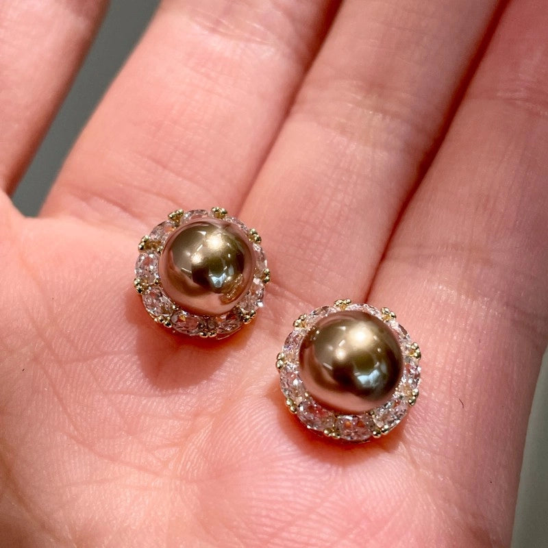 Orecchini ad ago in argento S925 con zirconi e perle marroni.