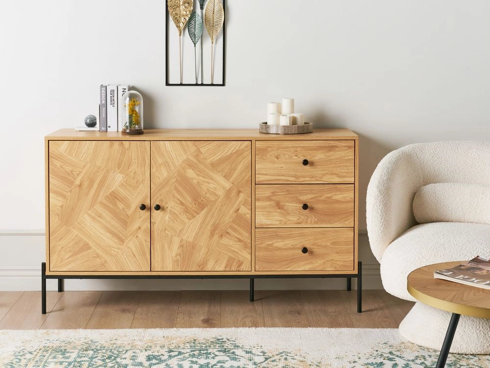 Credenza in legno chiaro con base in metallo nero con cassetti, scomparti e porte, cassettiera, soggiorno retrò
