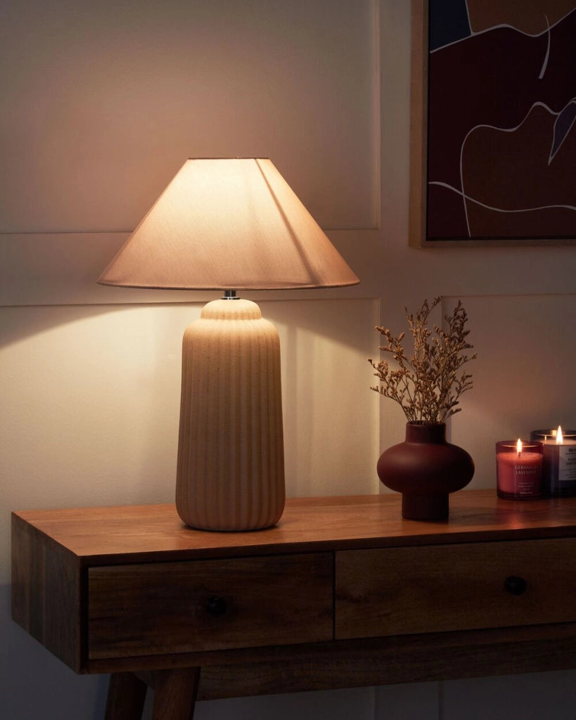 Lampada da tavolo Beige Paralume a cono in ceramica Base rigata Comodino Soggiorno Camera da letto Illuminazione