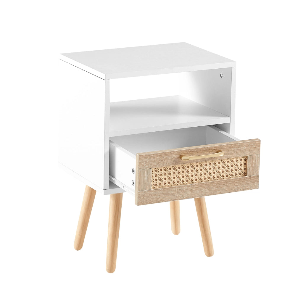 Comodino in MDF con cassetto e frontale in rattan, gambe in legno e maniglia in metallo, bianco naturale 55 × 40 × 30 cm