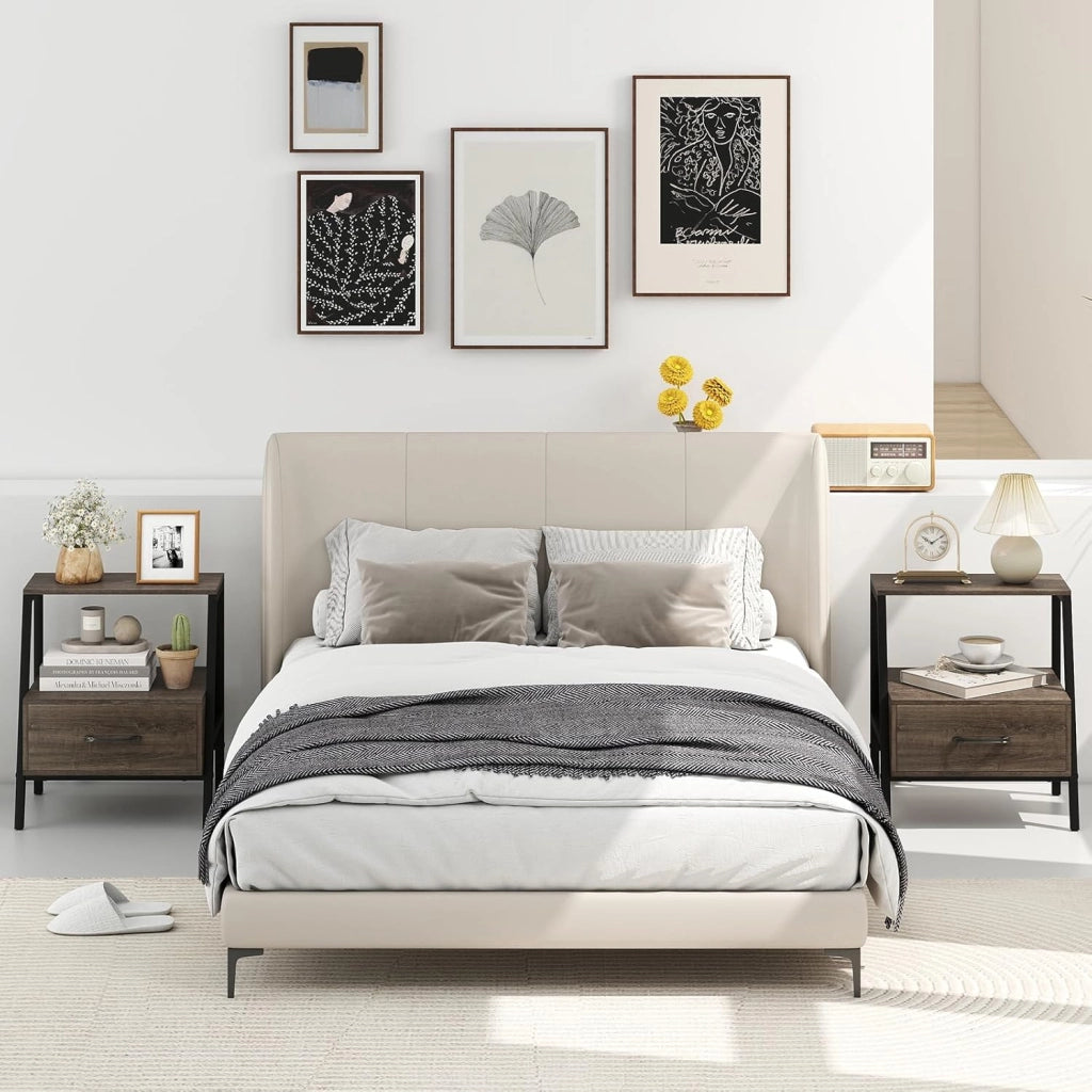 Comodino Moderno 45 x 35 x 52,5 cm, Tavolino da Letto a 3 Livelli con Ripiano Aperto e Telaio in Metallo Robusto per Camera da Letto, Ufficio e Soggiorno, Grigio