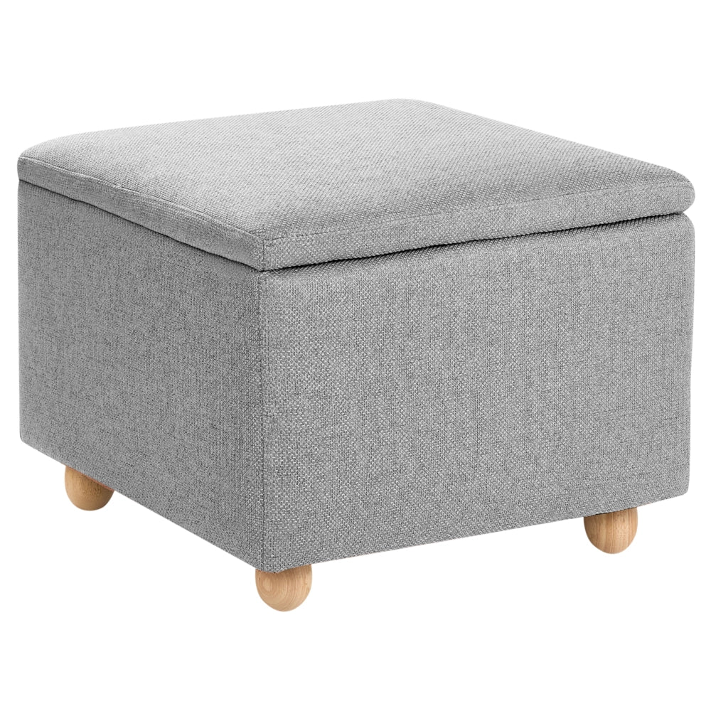 Pouf contenitore in tessuto grigio chiaro con finitura idrorepellente. Poggiapiedi imbottito con contenitore e seduta per ingresso.