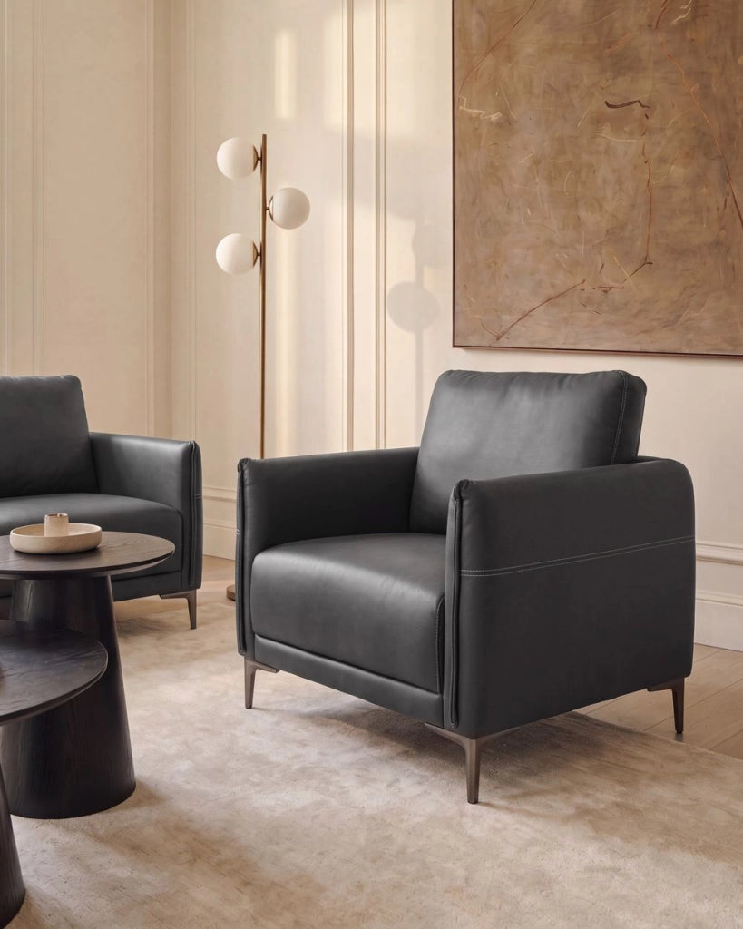 Poltrona in tessuto nero con gambe in metallo stile moderno minimalista