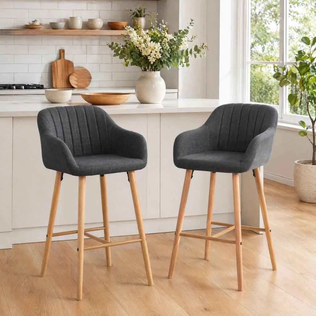 Set di 2 sgabelli da bar con schienale alto; braccioli e seduta in lino nero; 58;5 x 55 x 104 cm