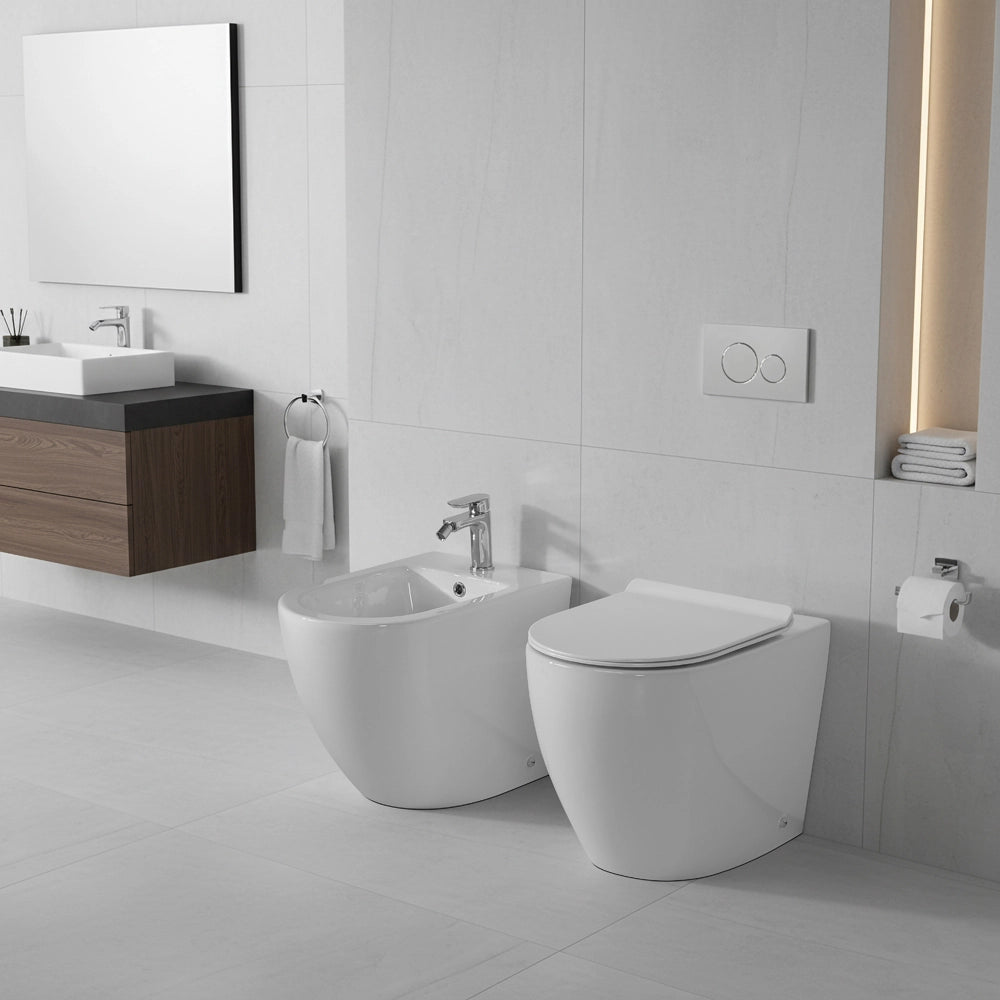 Sanitari filo parete traslati wc con sedile soft-close e bidet in ceramica bianca – Osaka