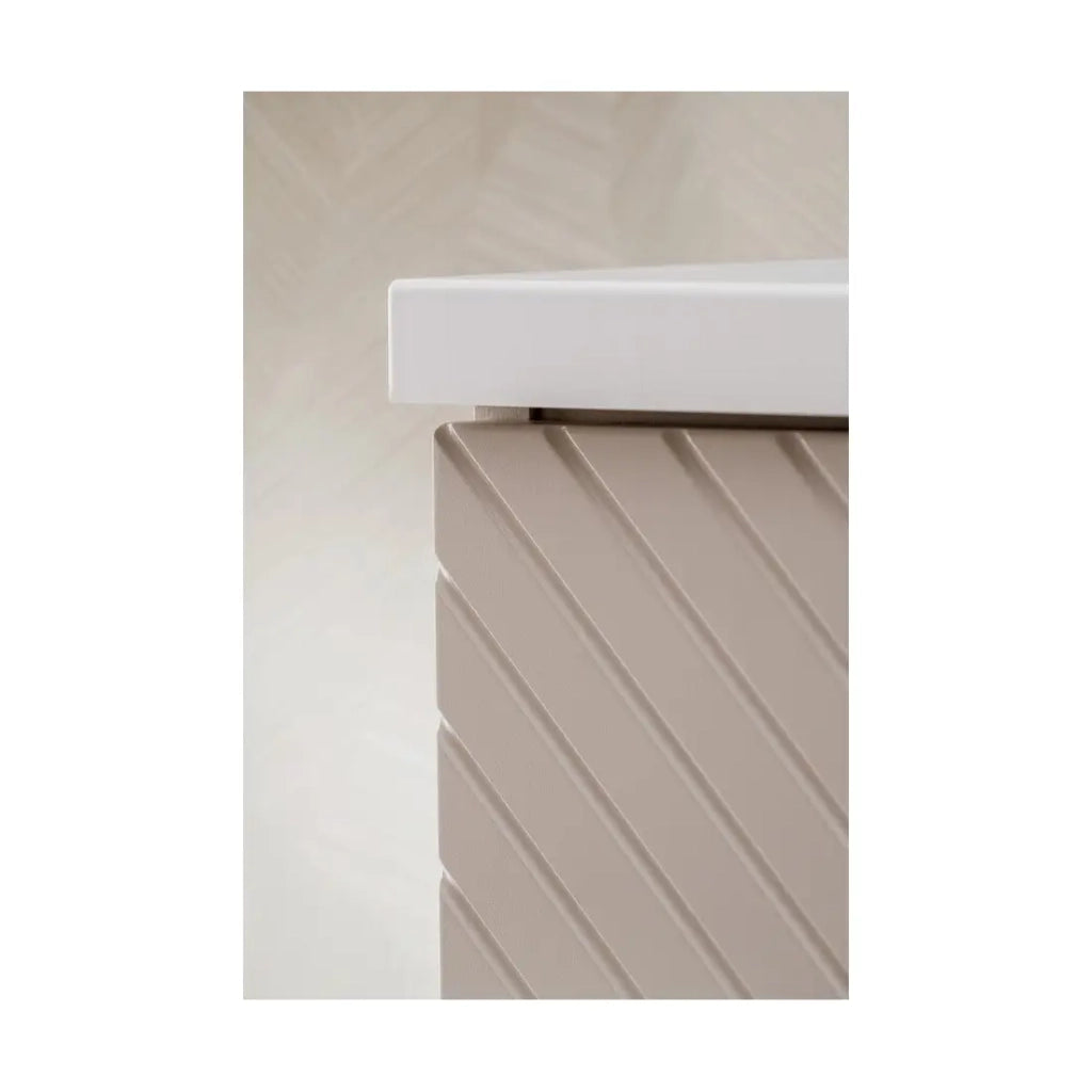 Mobile sottolavabo AOKI – 2 cassetti – Finitura beige cachemire a motivi chevron e maniglie dorate – L60 × P39 × H57 cm – Da appendere