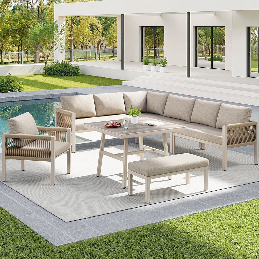 Set da giardino a L in vimini intrecciato a mano - Xylo - Fino a 8 posti, struttura in ferro robusta, cuscini beige, tavolo in vetro effetto legno e poltrona