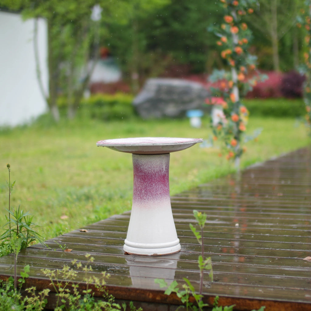 Fontana da giardino in ceramica fatta a mano con vasca ampia e piede alto, smaltatura bianca e rosa per esterni