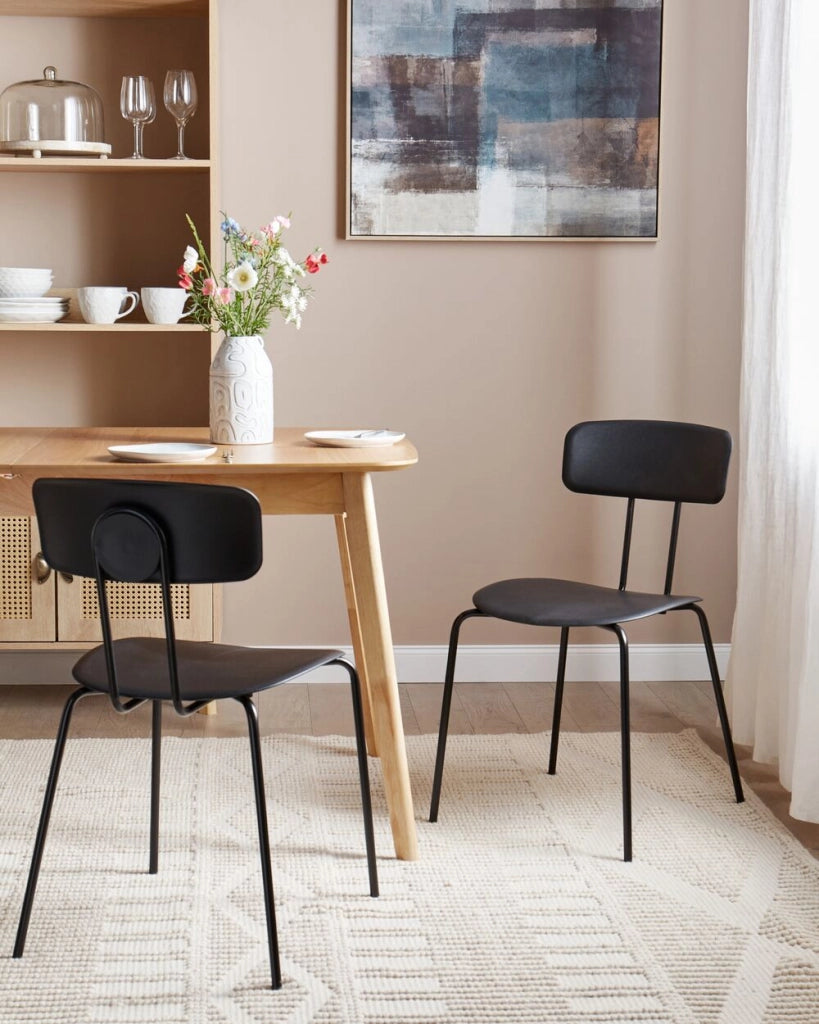 Set di 2 sedie da pranzo Seduta in plastica nera Design senza braccioli Gambe moderne in metallo