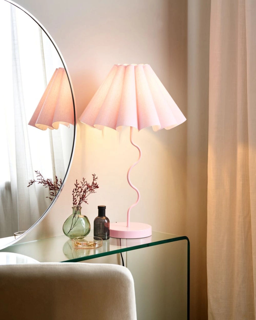 Lampada da tavolo moderna decorativa con base in metallo ondulata e paralume a campana in tessuto rosa