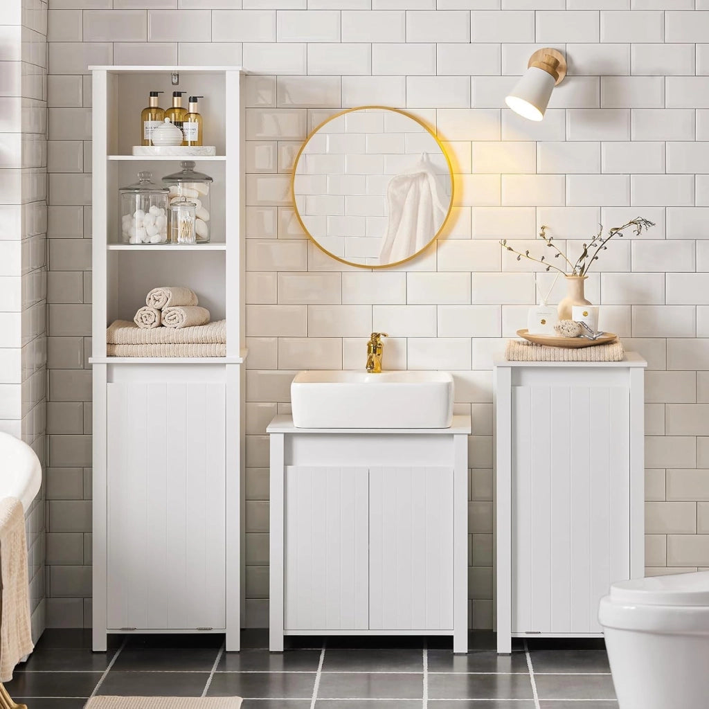 Mobile Sottolavabo Bagno – Mobiletto Bagno con 2 Ante, Ripiano Regolabile & Coprisifone – Mobile Bagno Salvaspazio Compatto, Bianco, 60x65,5x34cm BZR101-W