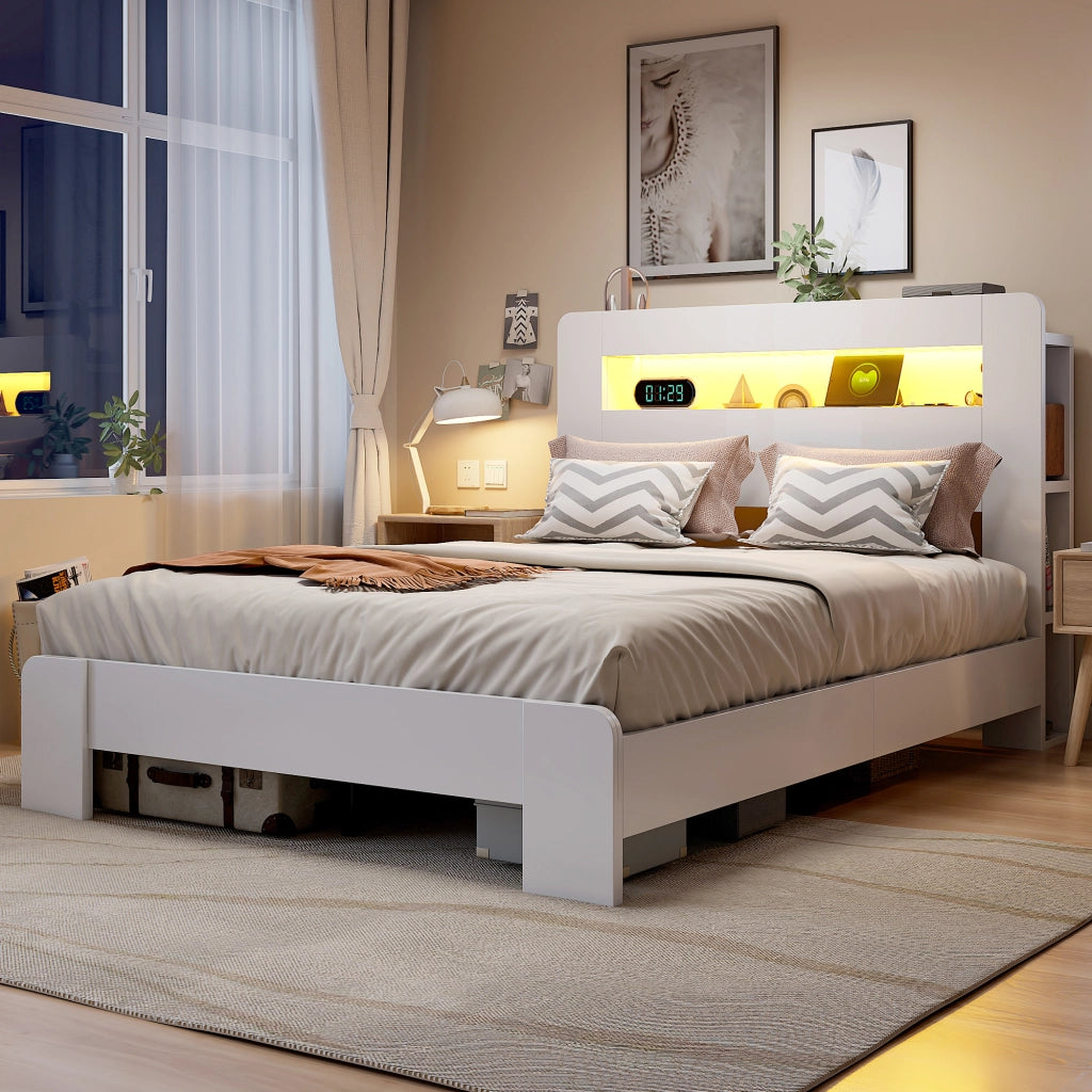 Letto matrimoniale 140×200 cm con testiera con ripiani; LED e prese; senza materasso; legno; bianco