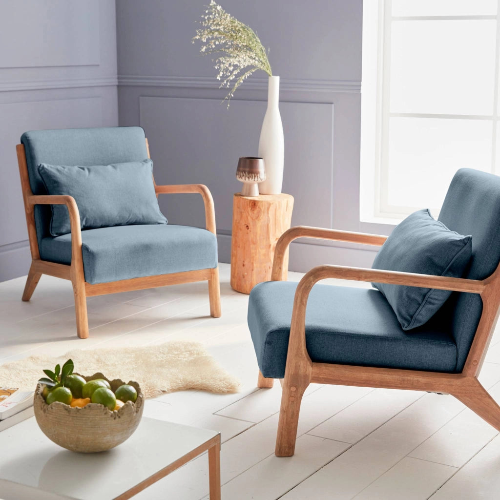 Poltrona scandinava in legno e tessuto con braccioli, blu