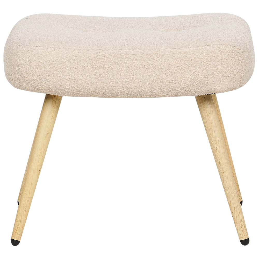 Poltrona rivestita in tessuto beige con poggiapiedi in stile retrò