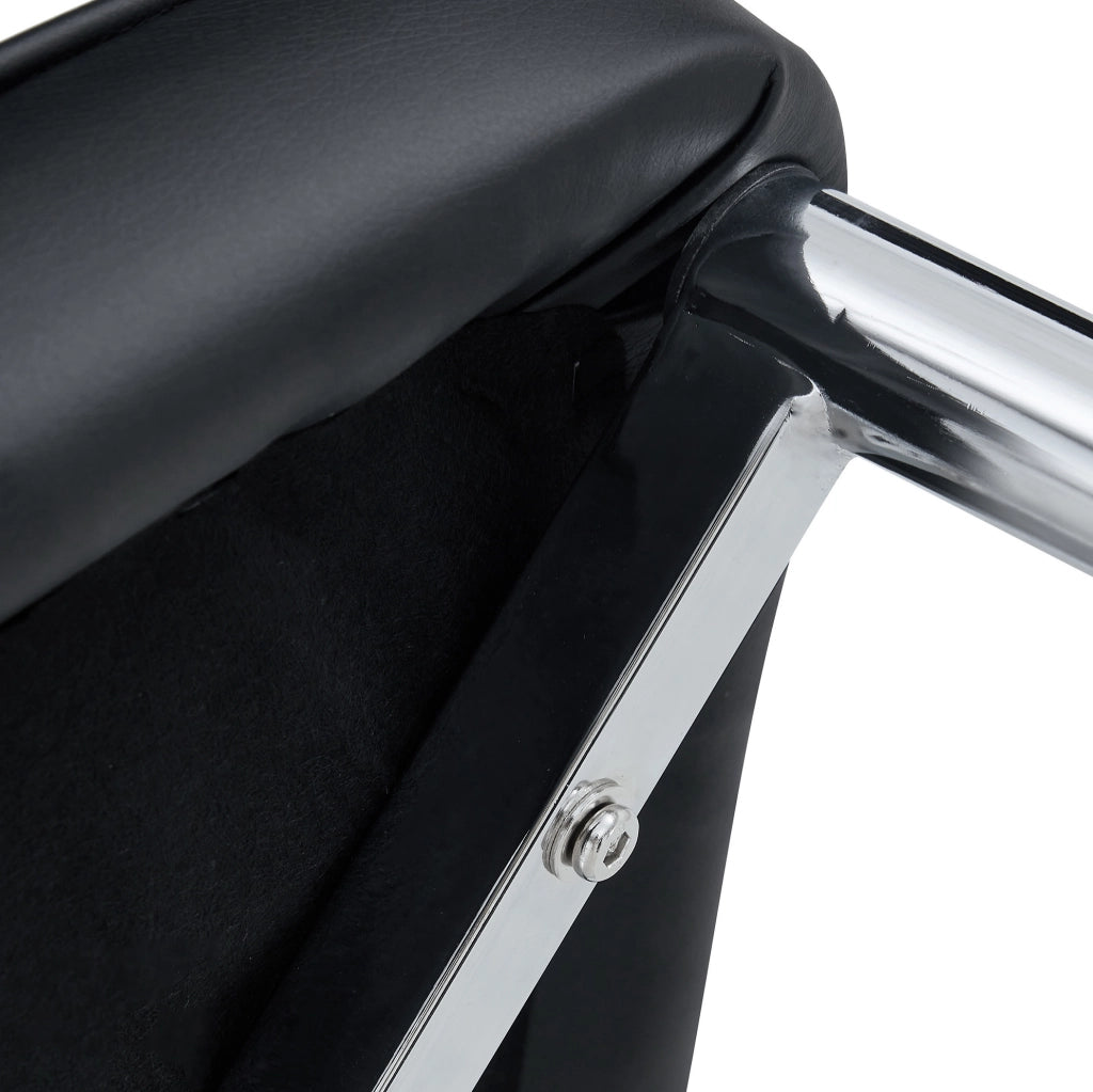Sedia da pranzo nera in ecopelle con gambe metalliche argento, design moderno e minimale