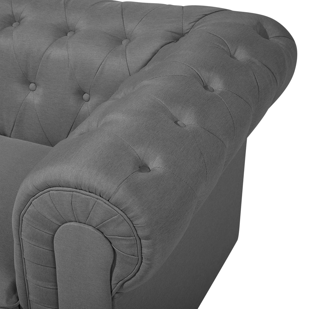 Divano Chesterfield Rivestimento in Tessuto Grigio Chiaro Gambe in Legno Scuro 3 Posti Contemporaneo