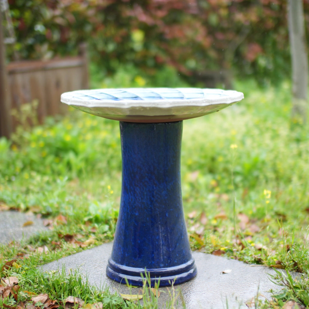 Fontana da giardino in ceramica fatta a mano con scodella ampia e base alta, resistente al gelo, blu e bianco