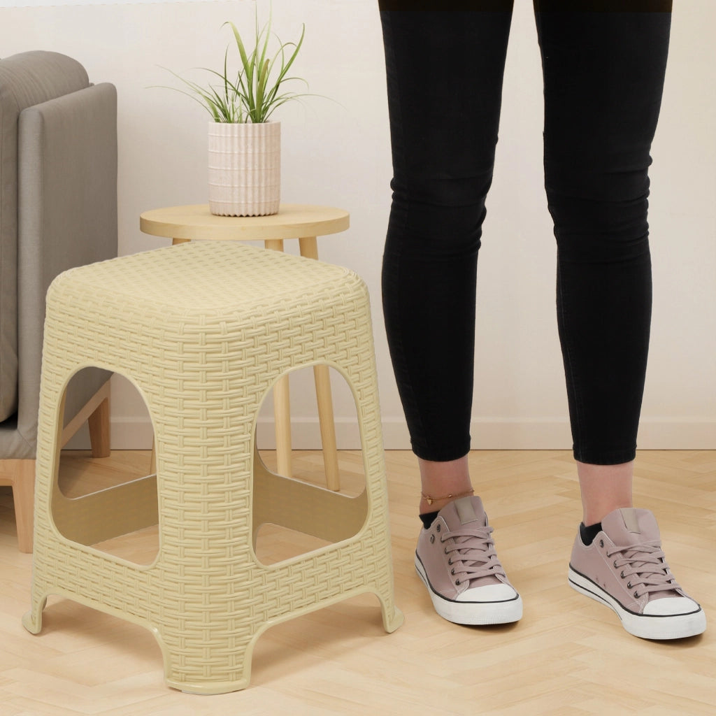 Sgabello da cucina KADAX con base antiscivolo, portata massima 120 kg.