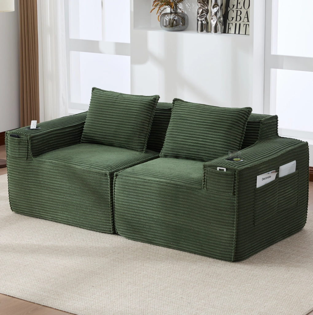 Divano modulare due posti in velluto a coste verde con portabicchieri e tasche laterali integrate