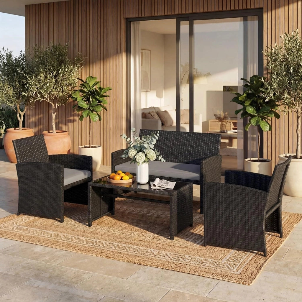Set Mobili da Giardino in Rattan PE, Divano a 2 Posti e 2 Poltrone con Cuscini Comfort, Tavolino con Piano in Vetro, Arredo da Esterno per 4 Persone per Patio, Balcone, Cortile (Nero+Grigio)
