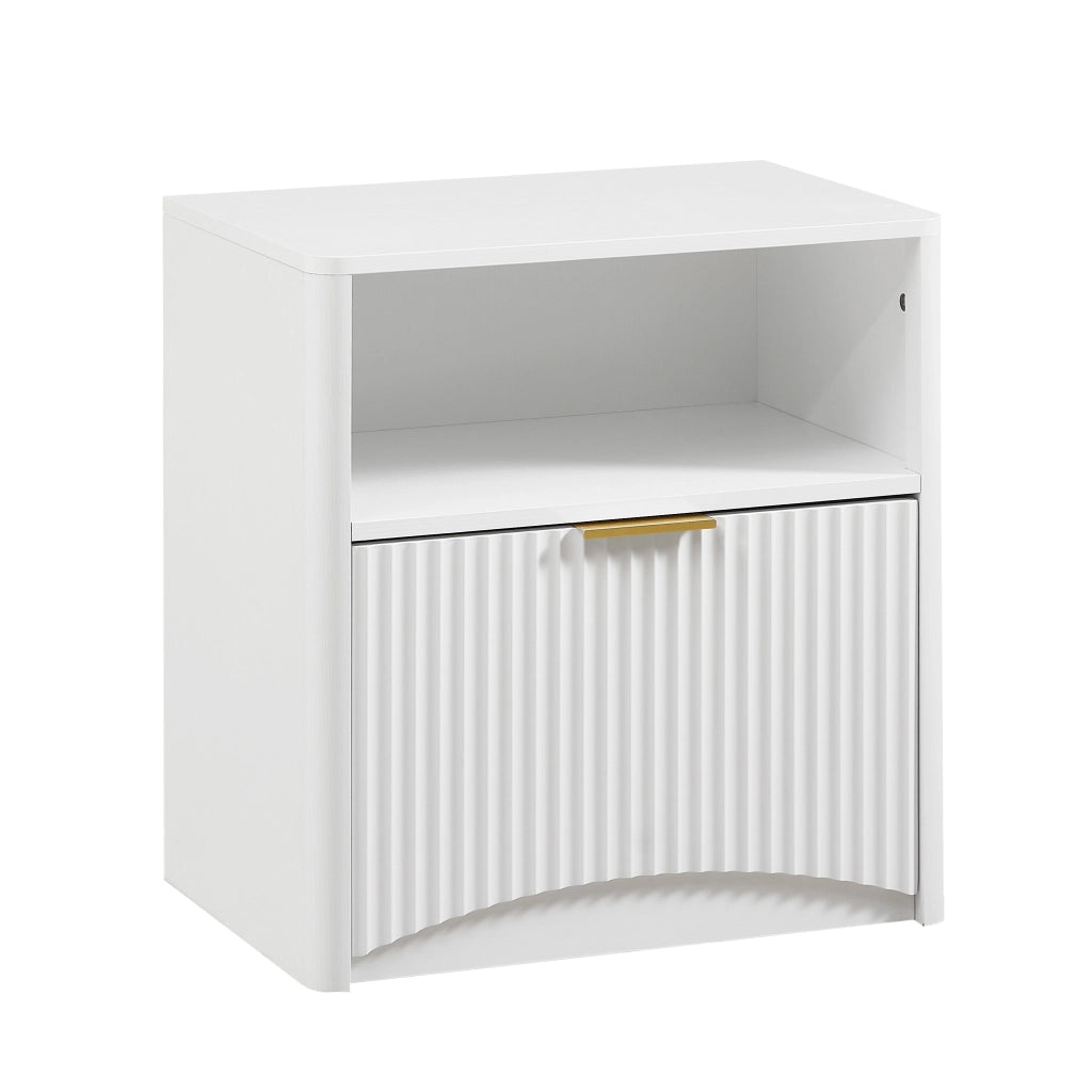 Comodino con design a scanalature, cassetto aperto e maniglia in metallo dorato, bianco