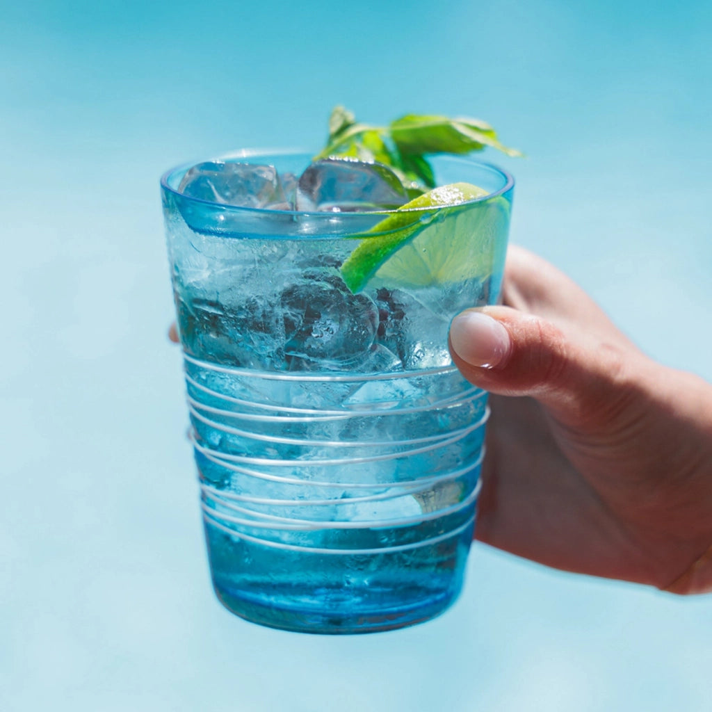 Set 6 Bicchieri Tumbler Filante in Vetro Colorato Acquamarina con Decorazione a Fili Bianchi Applicati a Mano, Design Elegante e Resistente
