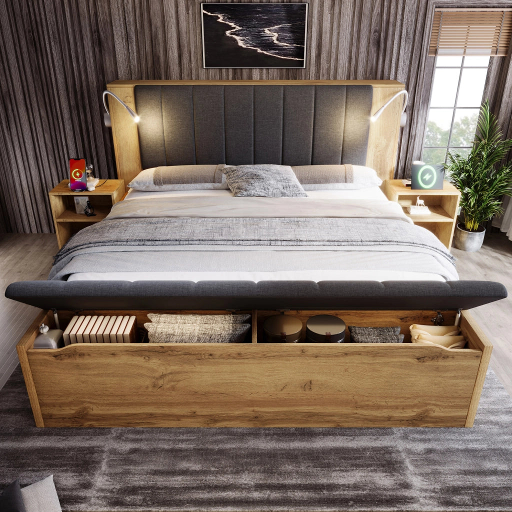 Letto in legno quercia 160x200 testiera in lino comodini panca lampade USB doghe