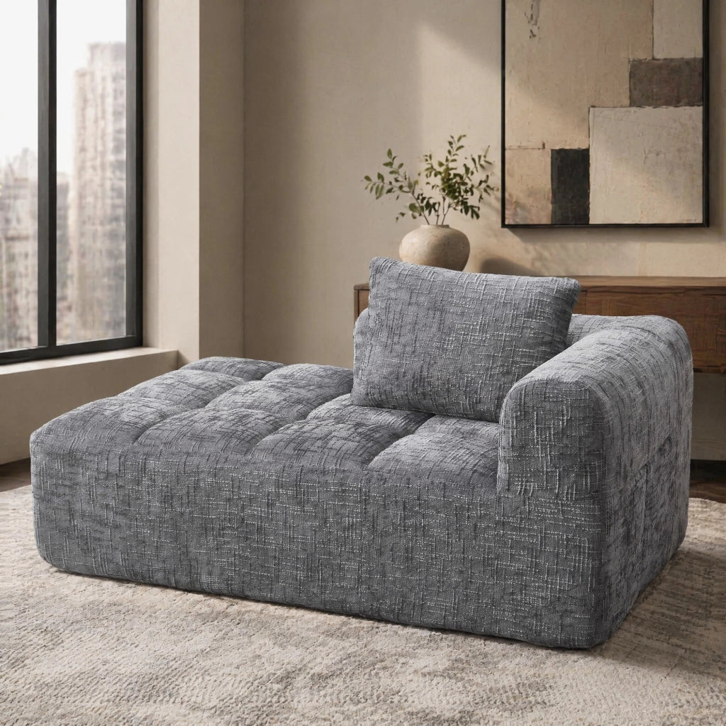 Divano chaise longue moderno in chenille grigio con cuscino e tasche laterali; 158x90x60 cm