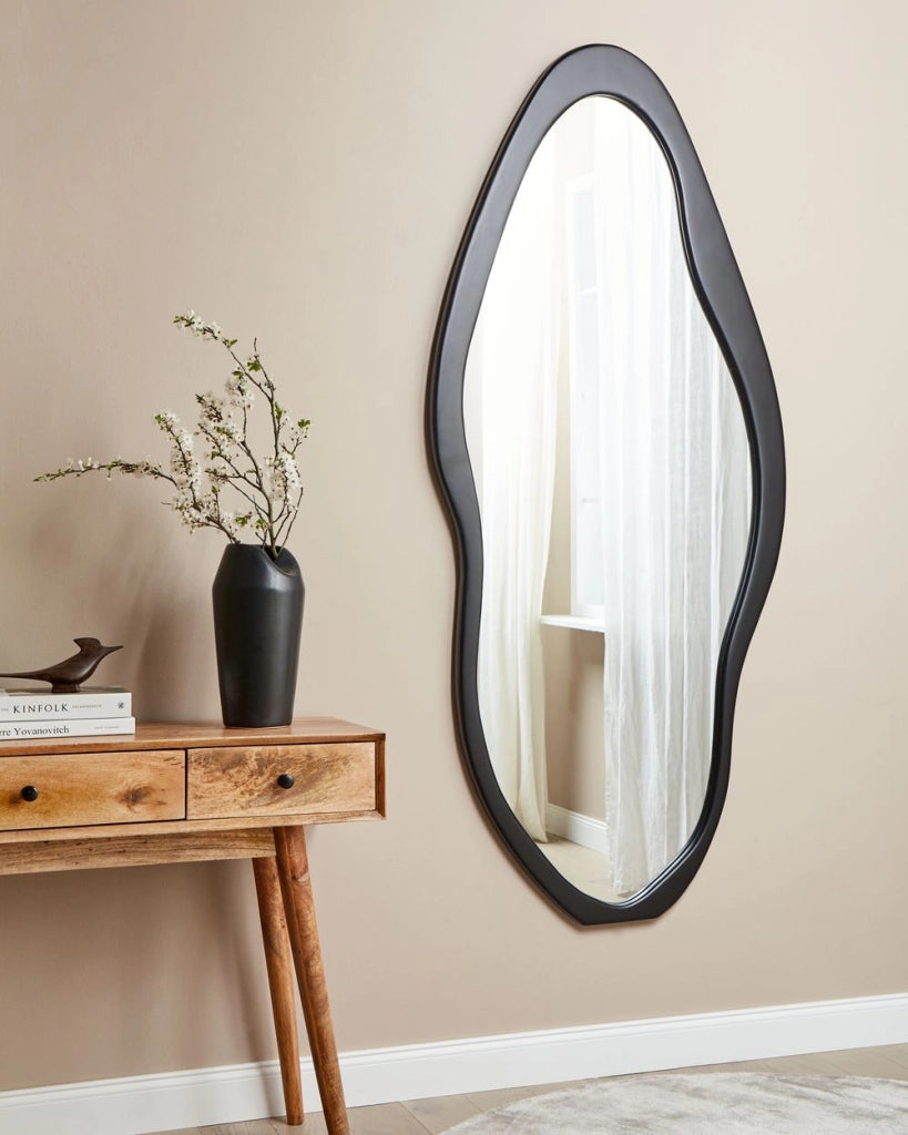 Specchio da parete nero con cornice in legno di Paulownia 79 x 180 cm Forma irregolare con ganci Decorazione da parete in stile moderno