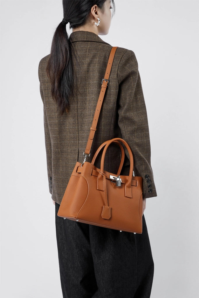 Borsa a tracolla da donna intrecciata, colore marrone.
