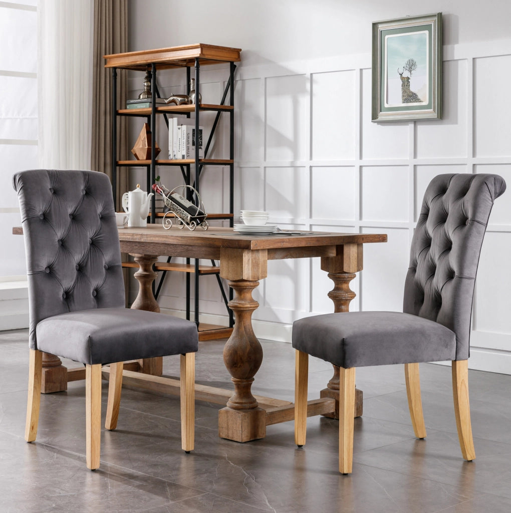 Set 2 sedie da pranzo in velluto grigio con gambe in quercia; schienale curvo e bottoni decorativi
