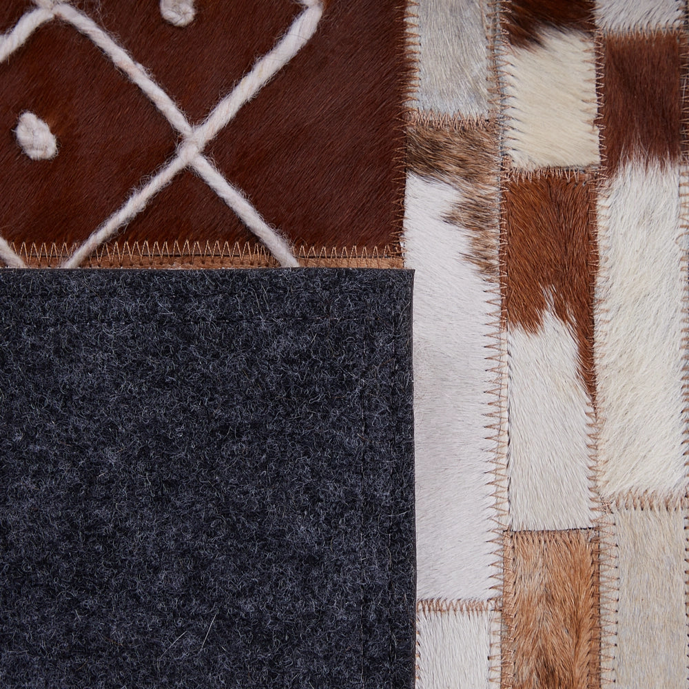 Tappeto in pelle di vacchetta capelli castani su pelle patchwork a righe motivi scandinavi 160 x 230 cm