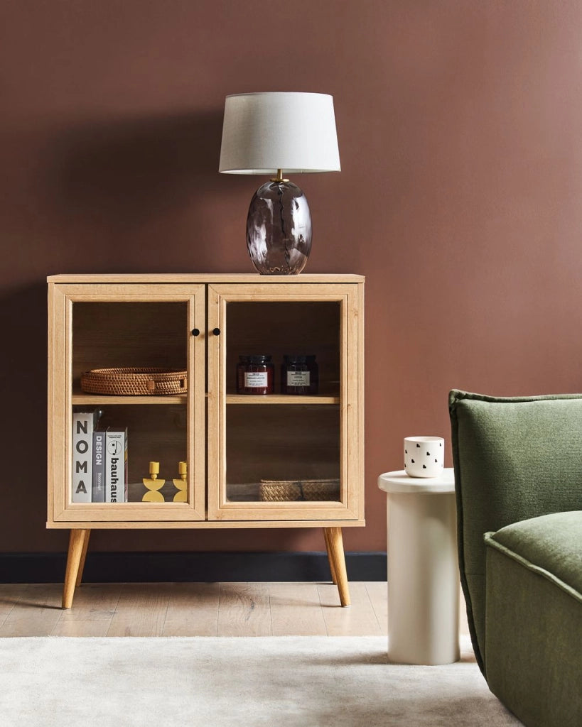 Credenza a 2 ante in truciolato marrone chiaro con gambe in legno di pino 1 ripiano con frontale in vetro Stile minimalista